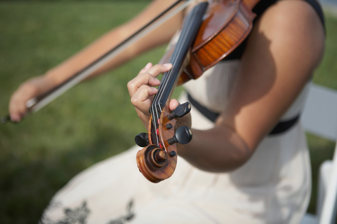 Kvinna spelar fiol